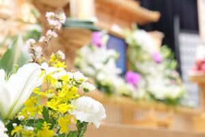 葬儀の花輪とは 供花との違いや花輪の手配方法についても解説します 葬儀屋さん