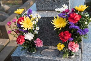 お墓参りで供える花の選び方 マナーやタブー おすすめの花を紹介 葬儀屋さん