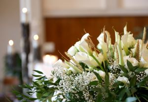 供花の名札の書き方は 名札のつけ方や供花を送る際の注意点も解説 葬儀屋さん