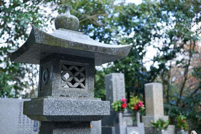 葬儀】雪見灯篭の意味、雪見灯篭とは何かについて解説します｜葬儀屋さん