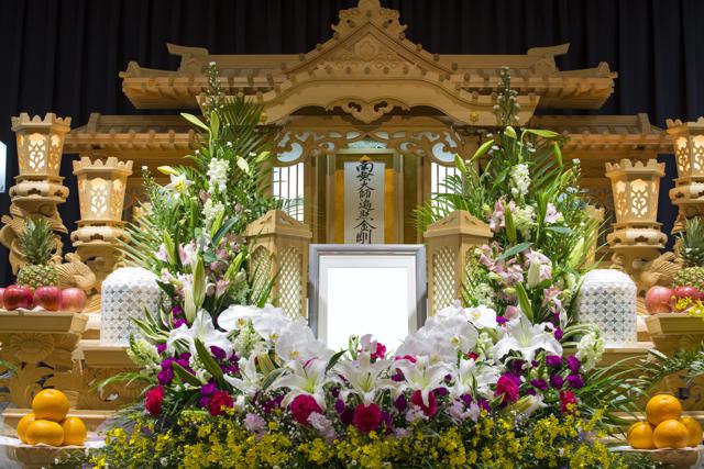 葬儀の祭壇の種類や値段は 種類別の花の並べ方やお供え物もご紹介 葬儀屋さん