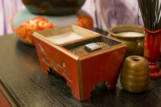焼香台を自宅に準備するには？焼香台の種類と配置を詳しく解説｜葬儀屋さん