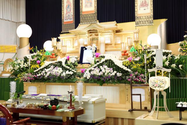 葬儀】祭壇の種類と費用相場、選び方をご紹介します【祭壇】｜葬儀屋さん