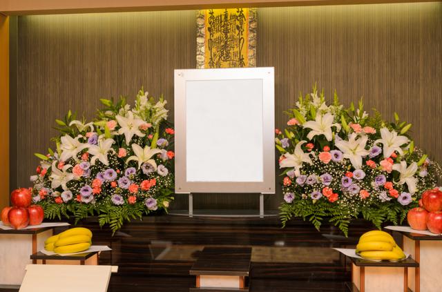 喪主 施主が供花を贈る必要は マナーや贈り方 注意点などまとめ 葬儀屋さん