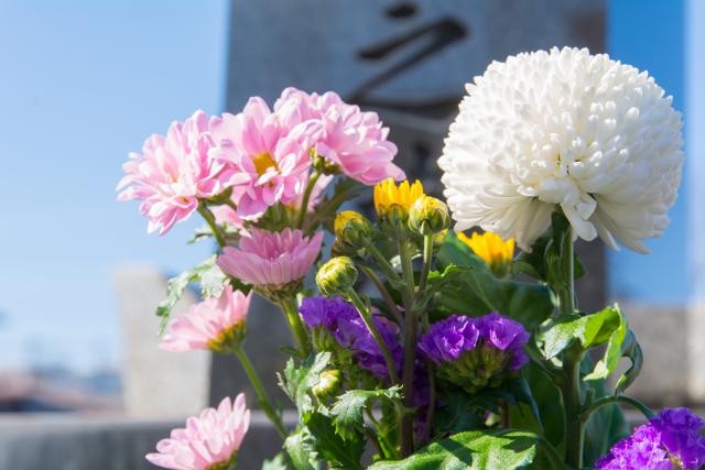 お墓参りにはどんな花を持って行けばよい お供えの仕方は 葬儀屋さん