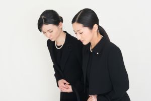 忌引き明けの挨拶に関する基本マナーを紹介 文例や香典返しも 葬儀屋さん