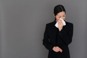 弔問に伺うときの服装は 通夜前 後日の場合や女性の服装などを解説 葬儀屋さん 弔問に伺うときの服装は 通夜前 後日の場合や女性の服装などを解説 葬儀屋さん