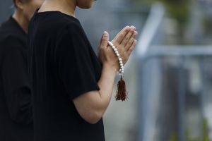 喪服として半袖はマナー違反 夏場のお通夜や法事の服装について解説 葬儀屋さん