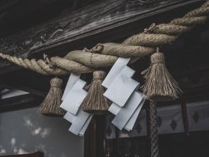 向きが大事 しめ縄の飾り方は 玄関や神棚など取り付け方も紹介 葬儀屋さん 向きが大事 しめ縄の飾り方は 玄関や神棚など取り付け方も紹介 葬儀屋さん