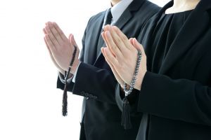 祖母へ香典を包む際の金額相場について紹介 包み方等の基本マナーも 葬儀屋さん 祖母へ香典を包む際の金額相場について紹介 包み方等の基本マナーも 葬儀屋さん