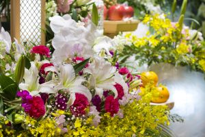 葬儀に贈る花籠の花の種類や値段などマナーや基礎知識を徹底解説 葬儀屋さん 葬儀に贈る花籠の花の種類や値段などマナーや基礎知識を徹底解説 葬儀屋さん