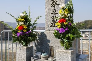 お墓参りにはどんな花を持って行けばよい お供えの仕方は 葬儀屋さん お墓参りにはどんな花を持って行けばよい お供えの仕方は 葬儀屋さん