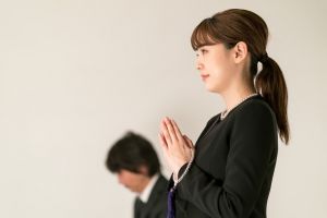 親の葬儀や子供の葬儀で香典を包む必要はある 金額相場や包み方も解説 葬儀屋さん 親の葬儀や子供の葬儀で香典を包む必要はある 金額相場や包み方も解説 葬儀屋さん