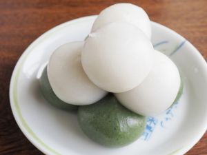 仏壇にお供えするお菓子は何がいい お供え物のマナーや選び方を解説 葬儀屋さん 仏壇にお供えするお菓子は何がいい お供え物のマナーや選び方を解説 葬儀屋さん