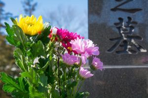 お墓参りで供える花の選び方 マナーやタブー おすすめの花を紹介 葬儀屋さん お墓参りで供える花の選び方 マナーやタブー おすすめの花を紹介 葬儀屋さん