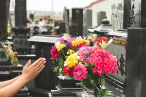 お墓参りで供える花の選び方 マナーやタブー おすすめの花を紹介 葬儀屋さん お墓参りで供える花の選び方 マナーやタブー おすすめの花を紹介 葬儀屋さん