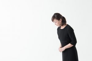 弔問のタイミング別服装マナー 香典やお供え物などの持ち物も解説 葬儀屋さん 弔問のタイミング別服装マナー 香典やお供え物などの持ち物も解説 葬儀屋さん