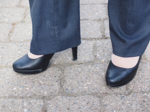 喪服レディースパンツスーツはマナー違反 イオン しまむらなど 葬儀屋さん 喪服レディースパンツスーツはマナー違反 イオン しまむらなど 葬儀屋さん
