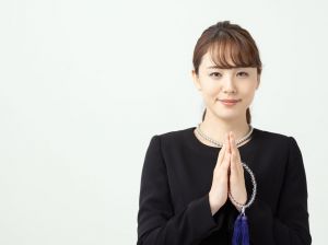 通夜 葬式の化粧の仕方とマナーを解説 葬儀にふさわしい片化粧と髪型 葬儀屋さん 通夜 葬式の化粧の仕方とマナーを解説 葬儀にふさわしい片化粧と髪型 葬儀屋さん