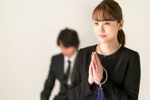 通夜 葬式の化粧の仕方とマナーを解説 葬儀にふさわしい片化粧と髪型 葬儀屋さん 通夜 葬式の化粧の仕方とマナーを解説 葬儀にふさわしい片化粧と髪型 葬儀屋さん