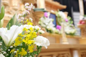 葬儀や法事にお供えする花の金額相場やマナーについて徹底解説 葬儀屋さん 葬儀や法事にお供えする花の金額相場やマナーについて徹底解説 葬儀屋さん