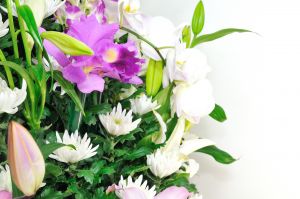 葬儀や法事にお供えする花の金額相場やマナーについて徹底解説 葬儀屋さん 葬儀や法事にお供えする花の金額相場やマナーについて徹底解説 葬儀屋さん