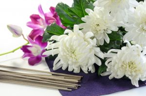 納骨式に参列する際に香典は必要 金額相場や書き方なども詳しく解説 葬儀屋さん 納骨式に参列する際に香典は必要 金額相場や書き方なども詳しく解説 葬儀屋さん