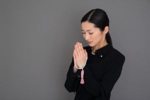 お通夜はいつ行うもの 行うべきタイミングと日程の決め方を解説 葬儀屋さん