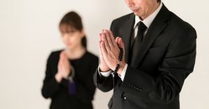 法事の持ち物リスト 一周忌法要の施主と参列者の持ち物も解説 葬儀屋さん 法事の持ち物リスト 一周忌法要の施主と参列者の持ち物も解説 葬儀屋さん