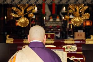 真言宗のお盆の迎え方とは 準備方法や精霊棚の飾り方を解説 葬儀屋さん 真言宗のお盆の迎え方とは 準備方法や精霊棚の飾り方を解説 葬儀屋さん