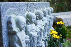 雪見灯篭とは 雪見灯篭の意味合いと正しい向き 置き方を解説 葬儀屋さん 雪見灯篭とは 雪見灯篭の意味合いと正しい向き 置き方を解説 葬儀屋さん