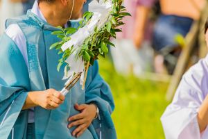 神道式の葬儀に参列する際の香典の書き方は 香典袋や金額の相場について解説 葬儀屋さん