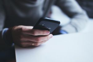 お悔やみの言葉をメールで返信するのはマナー違反 例文もご紹介 葬儀屋さん